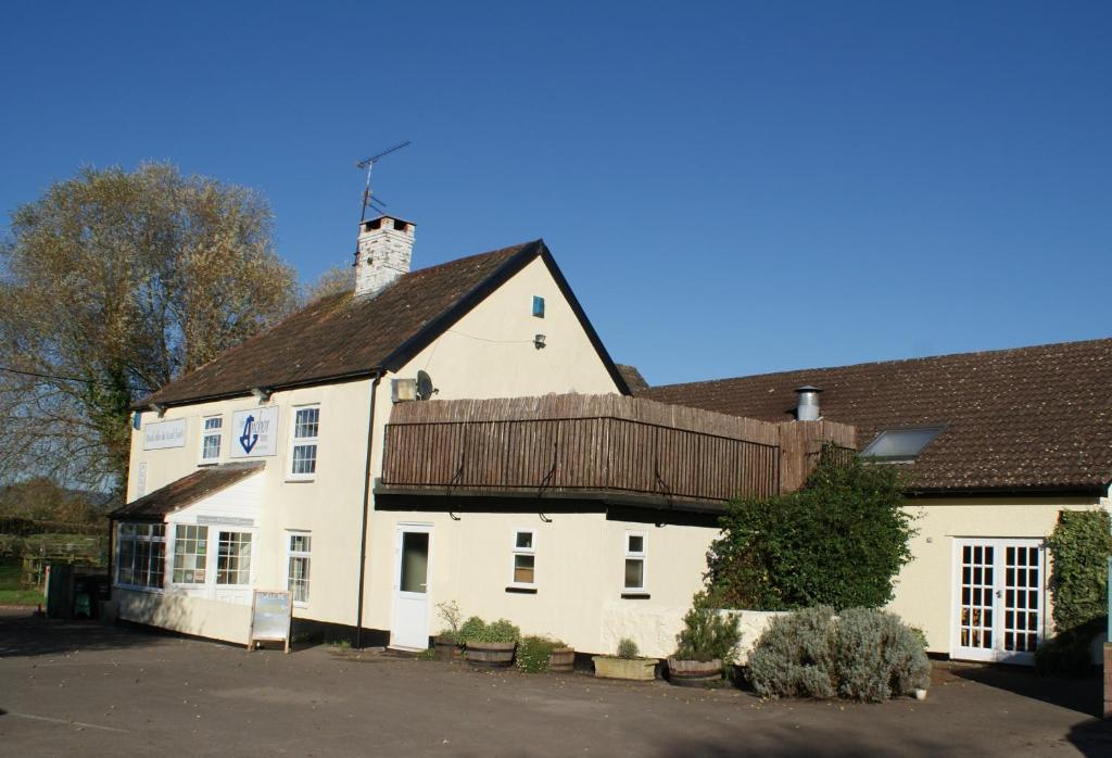 ein weißes Haus mit braunem Dach in der Unterkunft Anchor Inn in Taunton