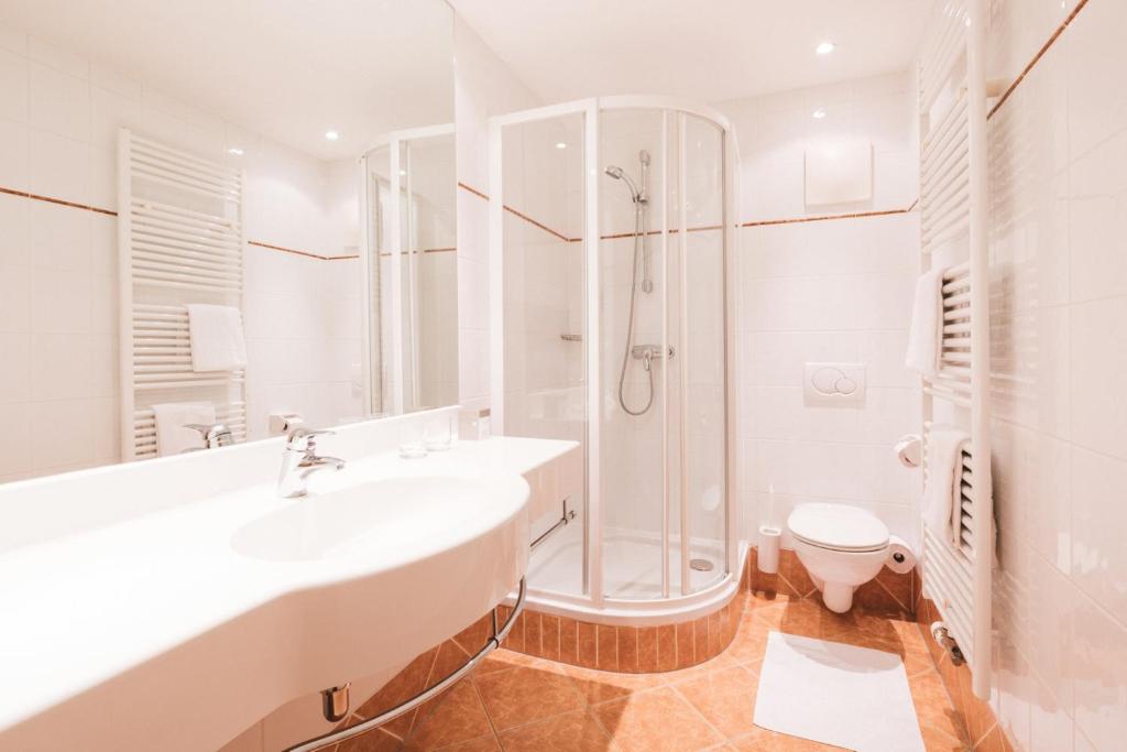Vannituba majutusasutuses Hotel am Marktplatz - Landgasthof Wratschko - Gamlitz