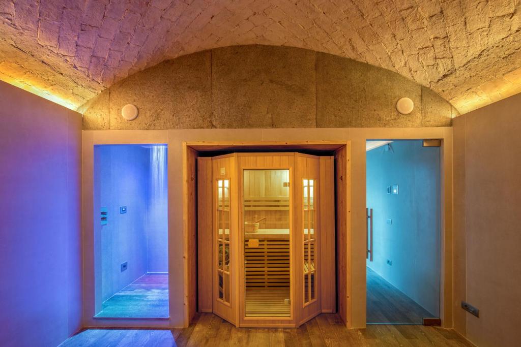 um quarto com paredes azuis e um quarto com uma porta em Hotel Piccolo Borgo em Roma