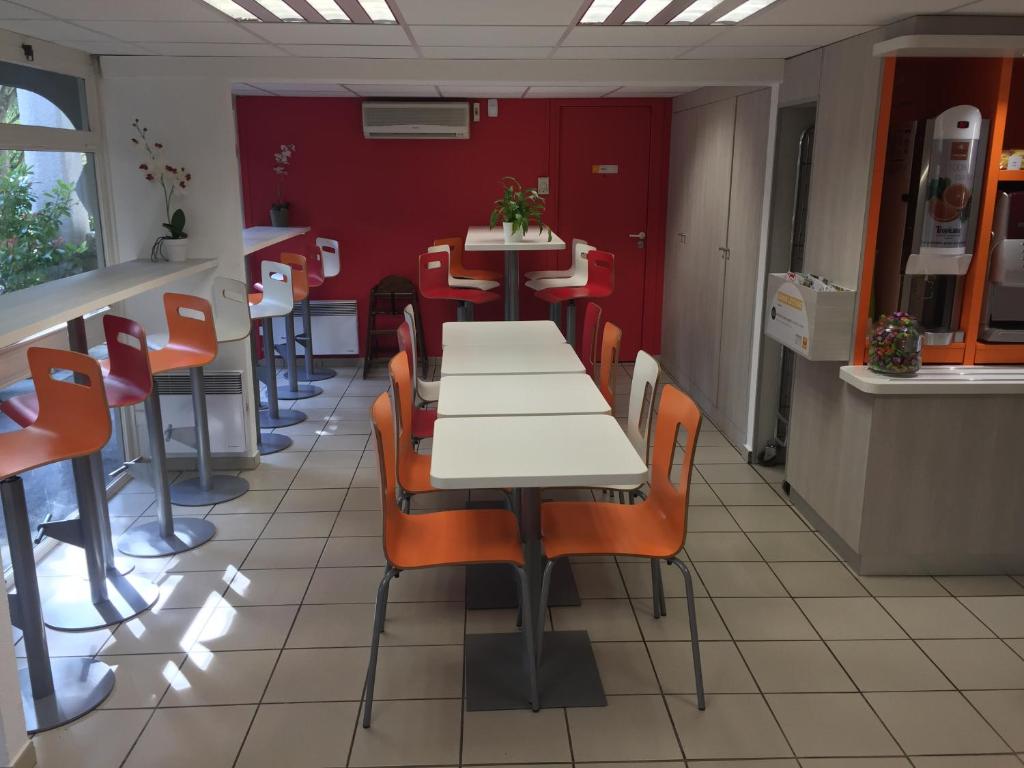Kuchyň nebo kuchyňský kout v ubytování Premiere Classe Perpignan Sud
