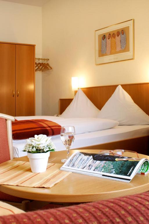 Postel nebo postele na pokoji v ubytování Hotel Rose Heidelberg inklusive Frühstück & Saunanutzung