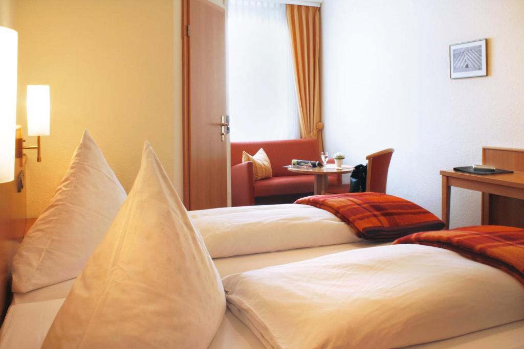 Postel nebo postele na pokoji v ubytování Hotel Rose Heidelberg inklusive Frühstück & Saunanutzung