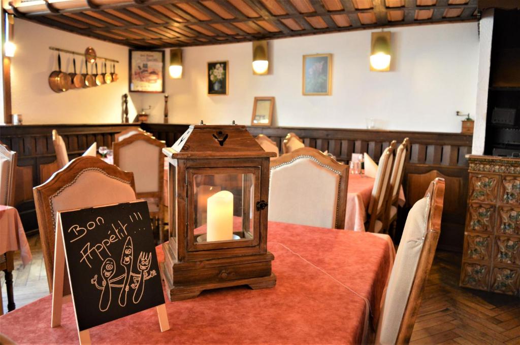 Posezení v ubytování Logis Hôtel Restaurant Kleiber