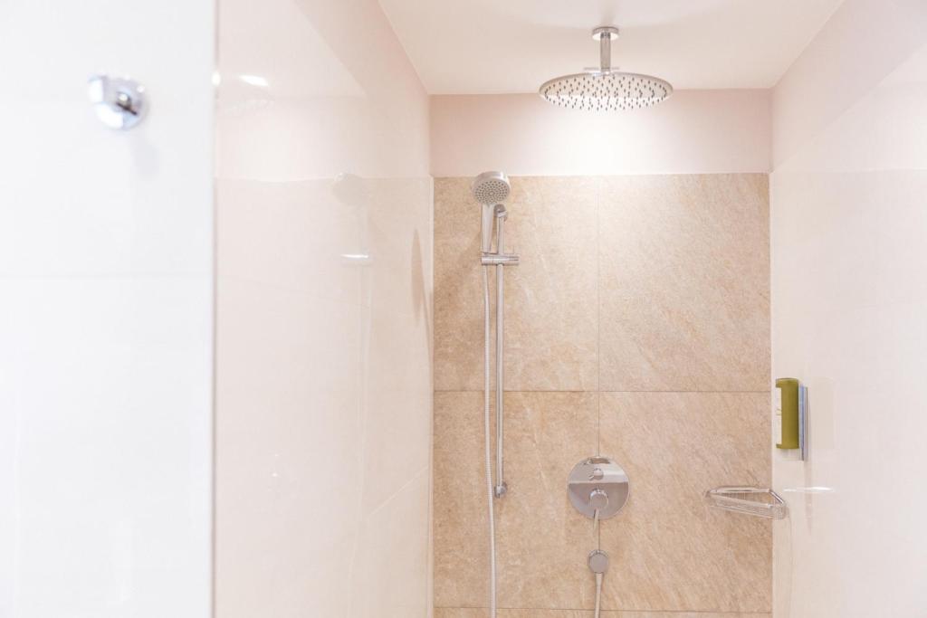 Vannituba majutusasutuses Hotel am Marktplatz - Landgasthof Wratschko - Gamlitz