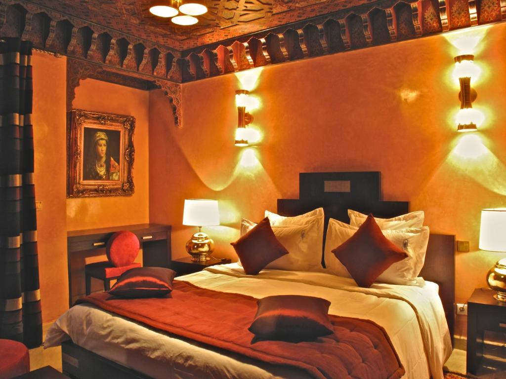 Postel nebo postele na pokoji v ubytování Riad Le Perroquet Bleu Suites & Spa