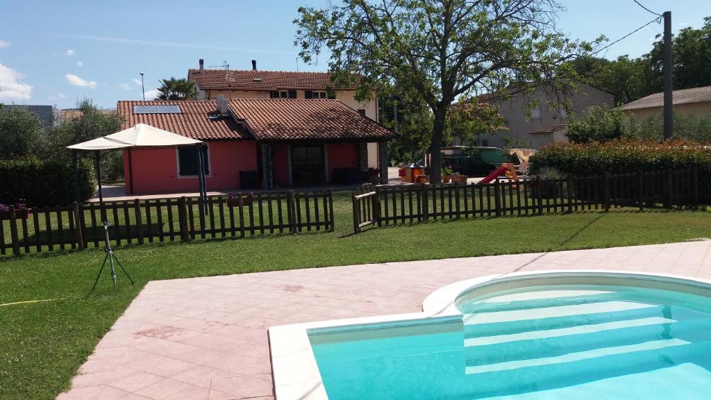 una piscina en un patio con una casa en Ilporticodispello, en Spello