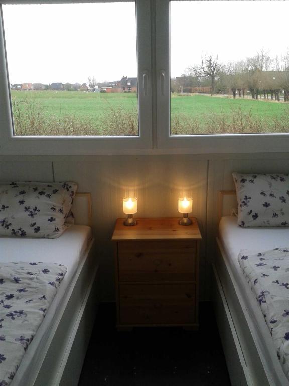 two beds in a room with two lamps on a night stand at Luxus Chalet mit Terrasse, sehr ruhig in Kollmar in Kollmar