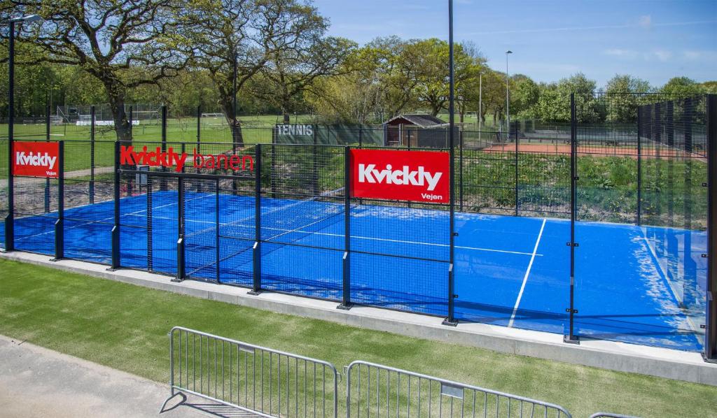 Tenis a/nebo squash v ubytování Sportsby Vejen - Danhostel, huse og lejligheder nebo okolí