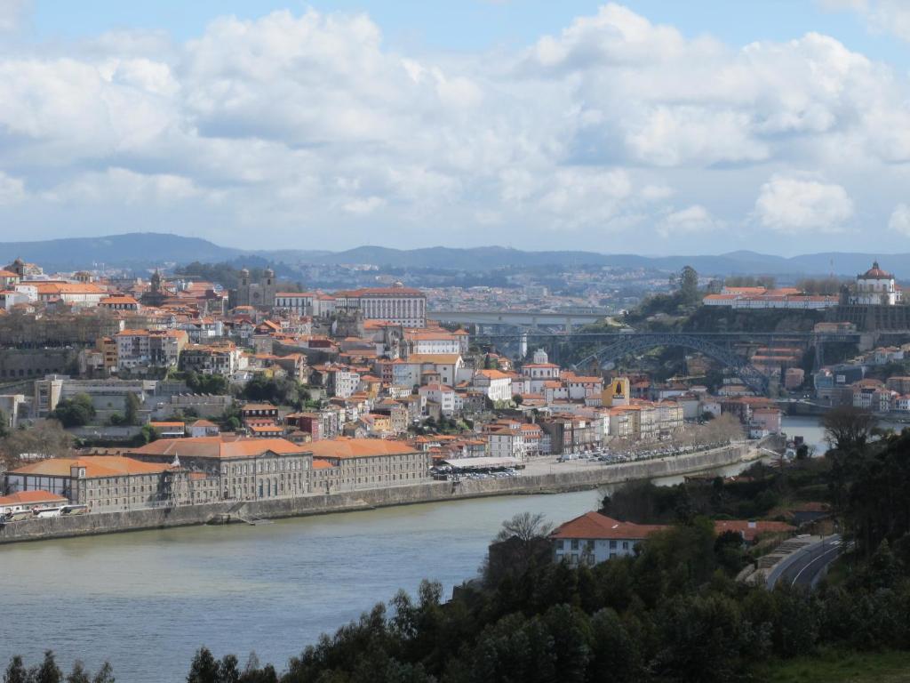 a view of a city with a river and buildings at Casa da Cidade in Vila Nova de Gaia