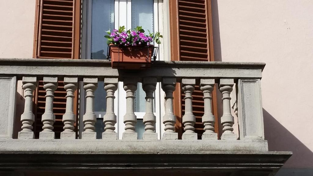 CastellʼAzzaraにあるCasa D'Epocaの花鍋と窓付きのバルコニー
