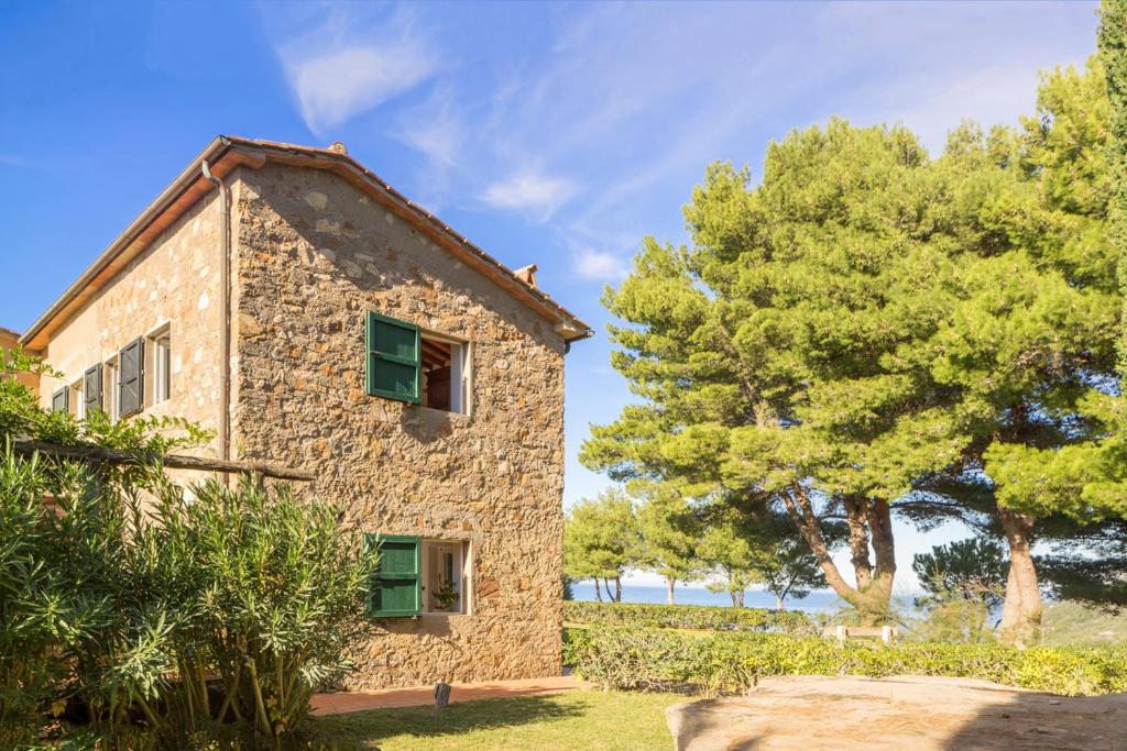 The building in which the country house is located