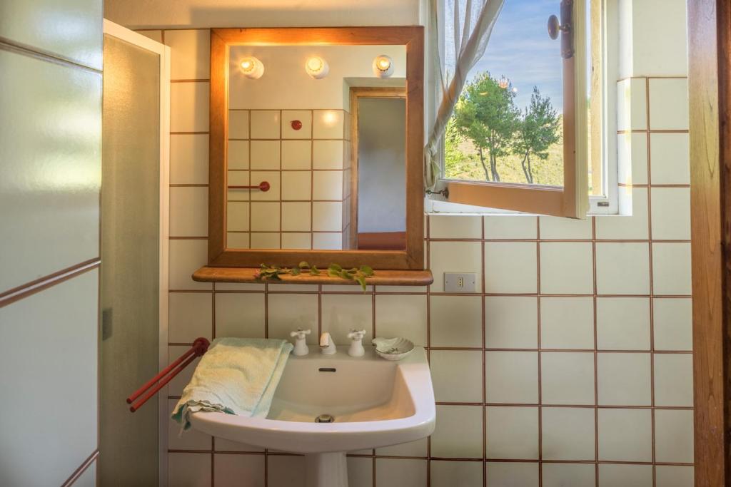 A bathroom at Case Danesi