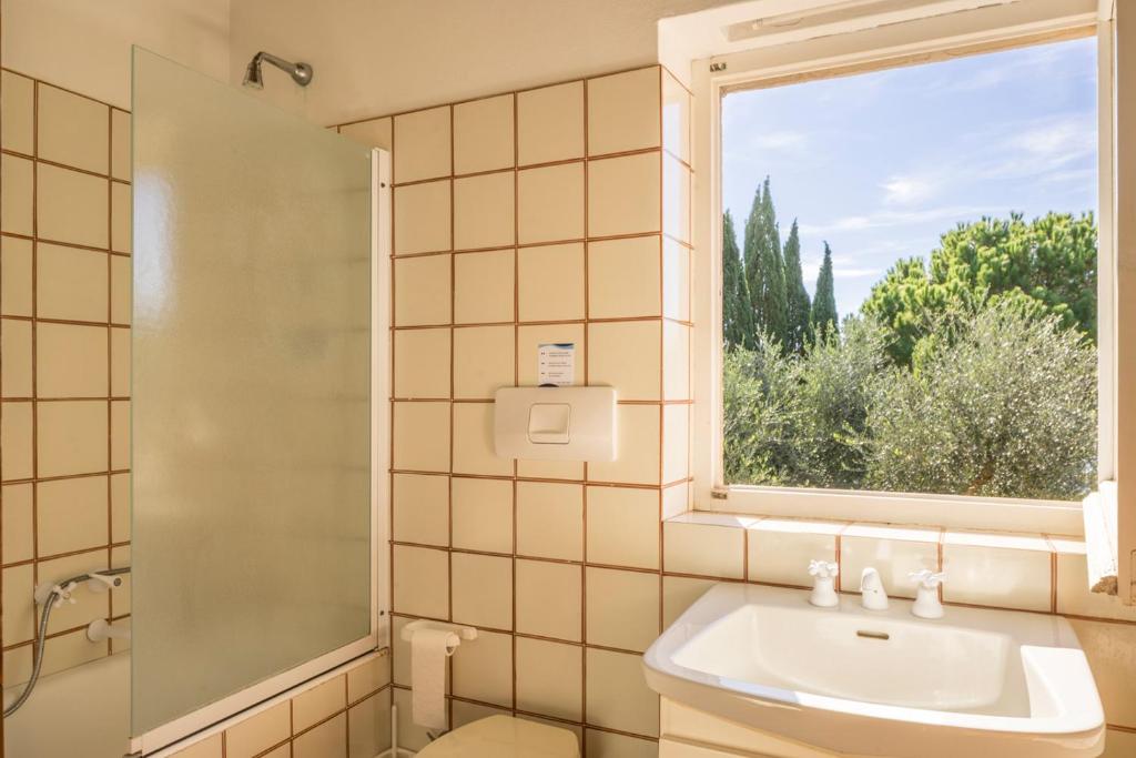 A bathroom at Case Danesi