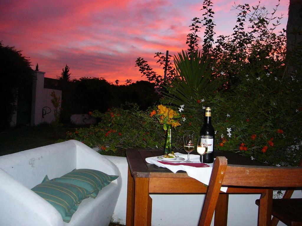 阿爾科斯－德拉弗龍特拉的住宿－莫林內拉旅館，一张桌子,上面放着一瓶葡萄酒和一杯葡萄酒