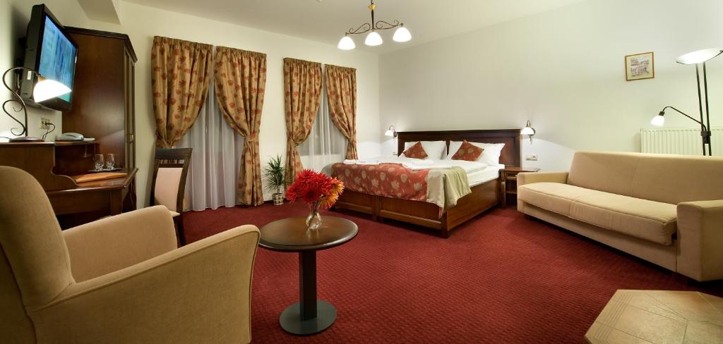 Łóżko lub łóżka w pokoju w obiekcie Hotel Joseph 1699