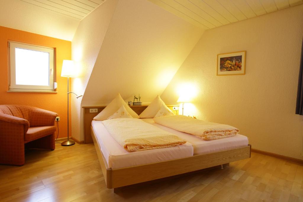 Postel nebo postele na pokoji v ubytování Hotel-Restaurant Gasthof Adler