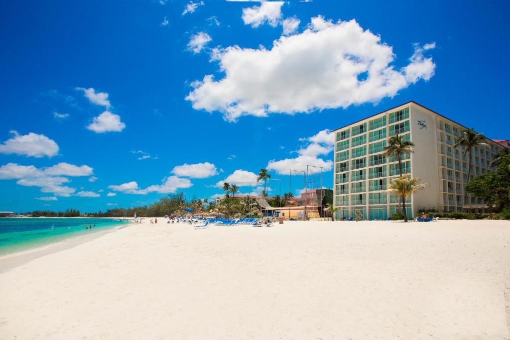 uma vista para a praia e para o resort em Breezes Resort & Spa All Inclusive, Bahamas em Nassau