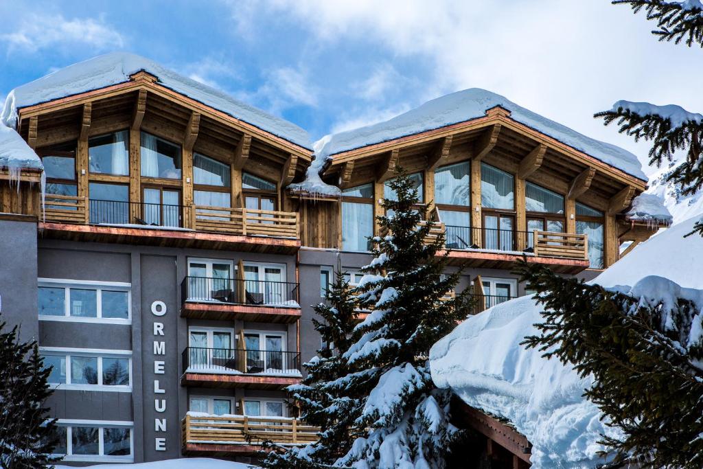 Nespecifikovaný výhled na hory nebo výhled na hory při pohledu z hotelu