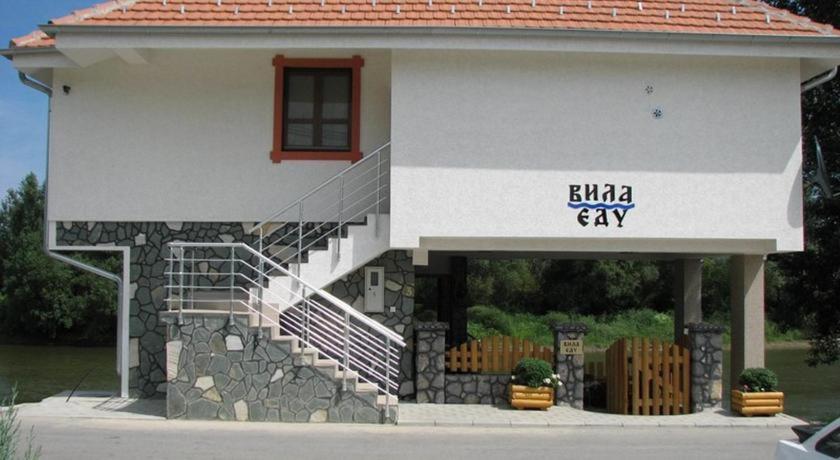 um edifício com uma escada em frente a uma loja em Vila Edu em Končarevo