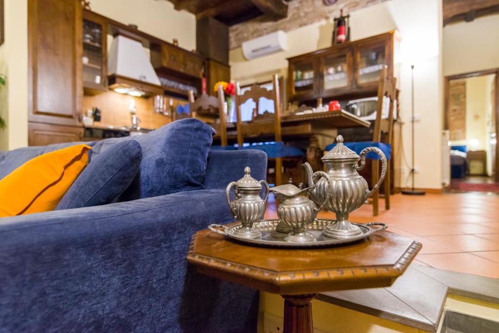 - un salon avec un canapé bleu et une table dans l'établissement Florence Ariento Romantic Apartment, à Florence