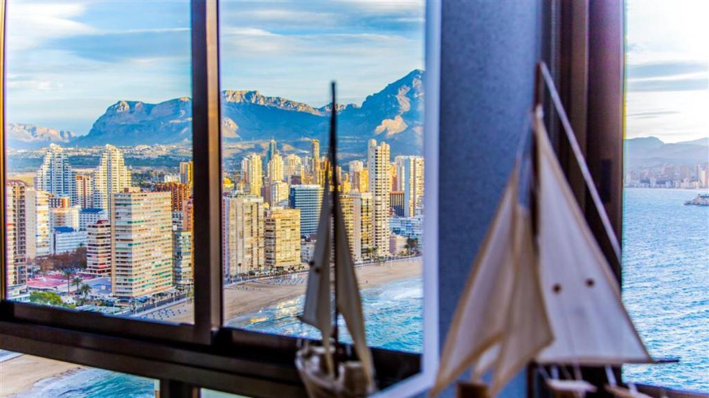 ein Fenster mit Stadt- und Meerblick in der Unterkunft Trisol Seaviews in Benidorm