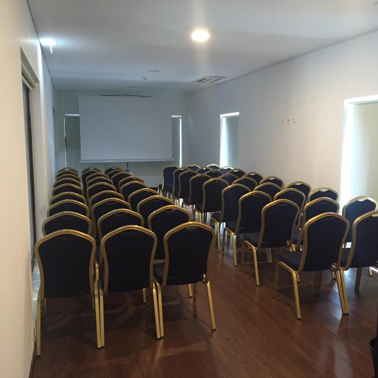 um quarto com um monte de cadeiras em Belmonte Sinai Hotel em Belmonte