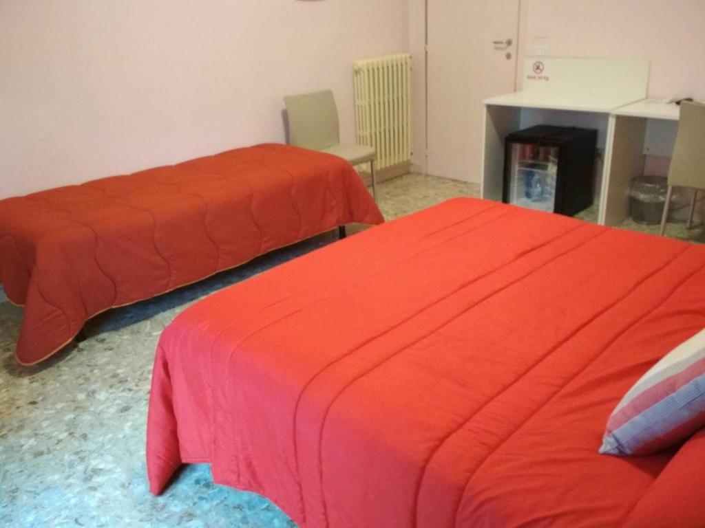 A bed or beds in a room at Michelangelo Rooms