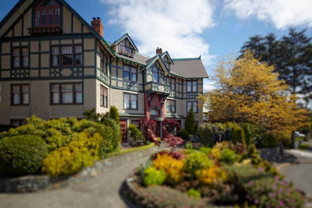 Una casa grande con un jardín enfrente. en Abigail's Hotel en Victoria