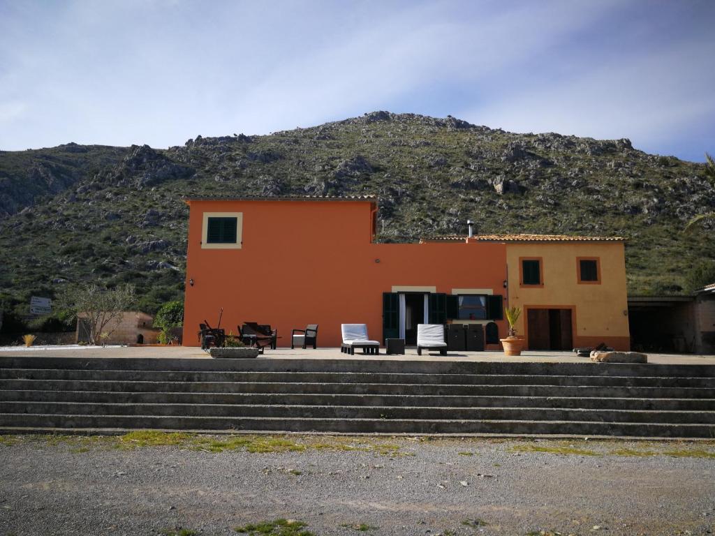 una casa con escaleras frente a una montaña en Ses Roques, en Alcudia