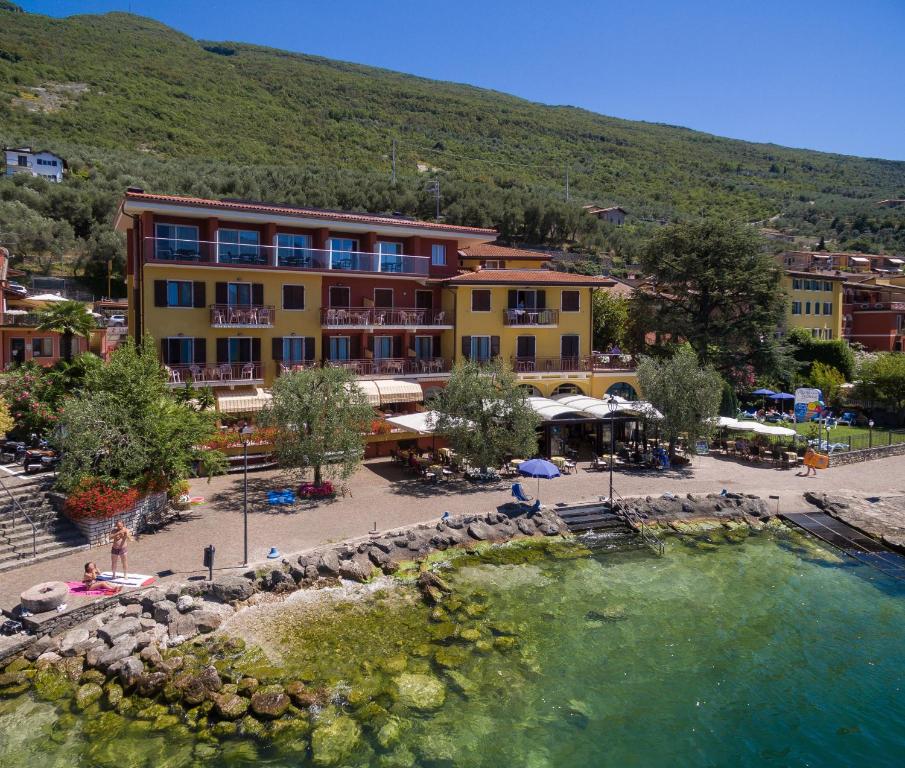 Blick auf ein Resort mit einem Pool in der Unterkunft Hotel Residence Villa Beatrice in Brenzone sul Garda