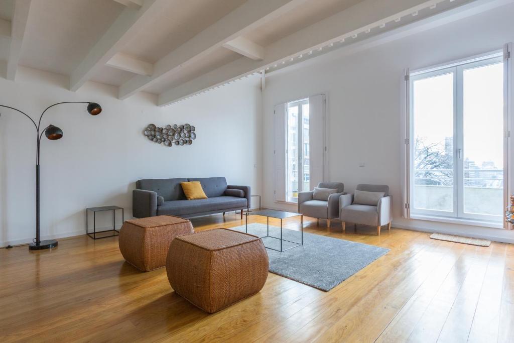 een woonkamer met 2 banken en een tafel bij Oporto City View - Santa Catarina in Porto