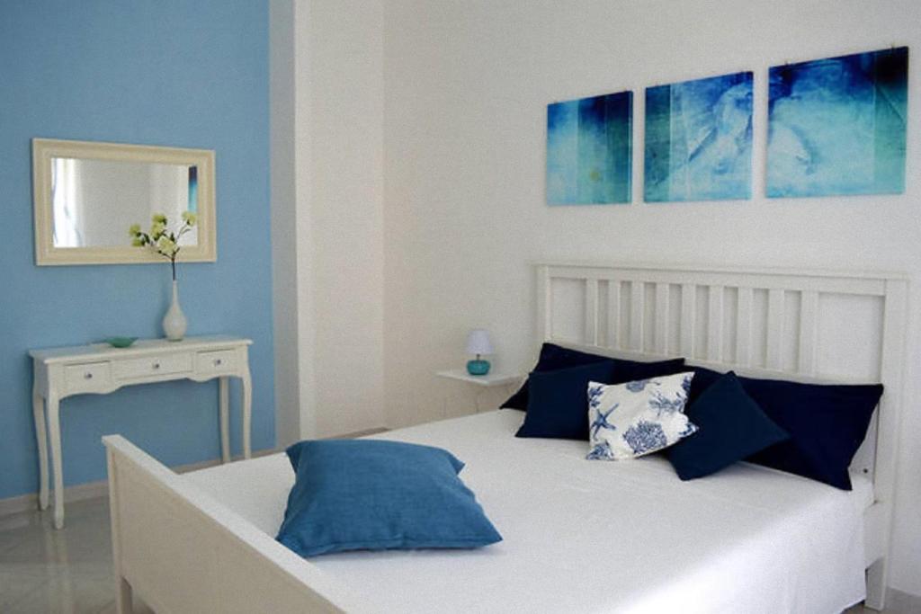 サンタニェッロにあるPuesta del Sol - Home Holdaysの白いベッド(青い枕付)が備わるベッドルームです。