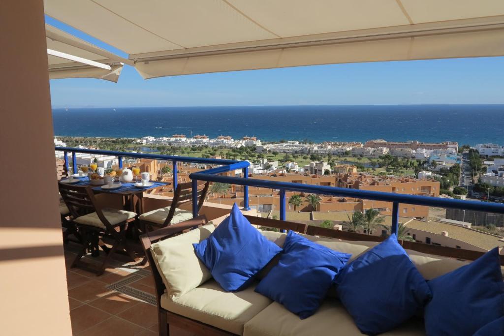 balcón con sofá y vistas al océano en Penthouse "Art4you" en Mojácar