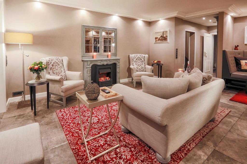 a living room with a couch and a fireplace at Ferienwohnung Sönshorn 16 in Munkmarsch