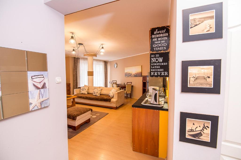 una sala de estar con un sofá y una mesa en Apartement DeLux Port, en Kołobrzeg
