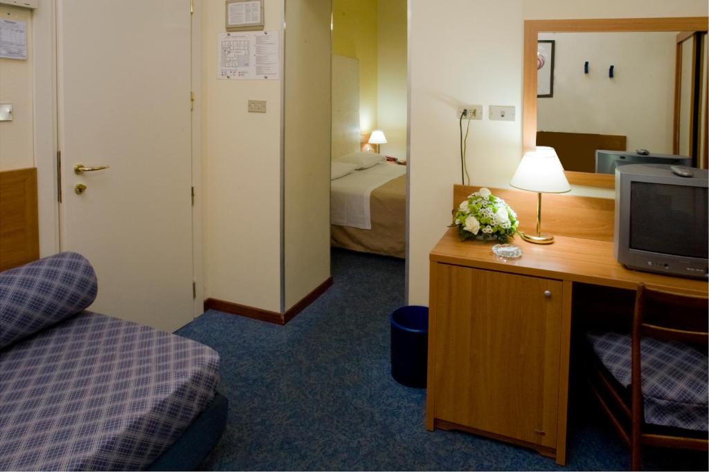 TV a/nebo společenská místnost v ubytování Hotel Centrale Byron