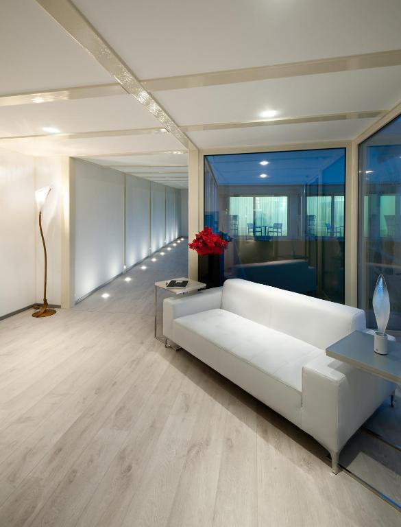 Een bed of bedden in een kamer bij Seven Park Hotel Lake Como - Adults Only