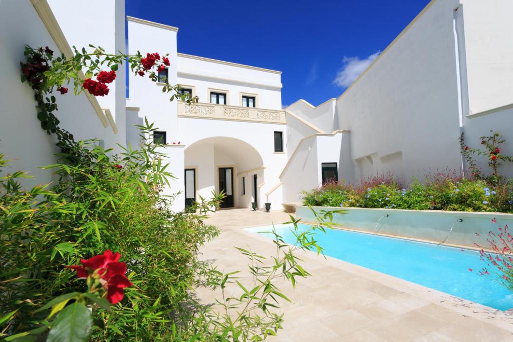 uma villa com uma piscina e uma casa em Palazzo Casto Relais em Taviano