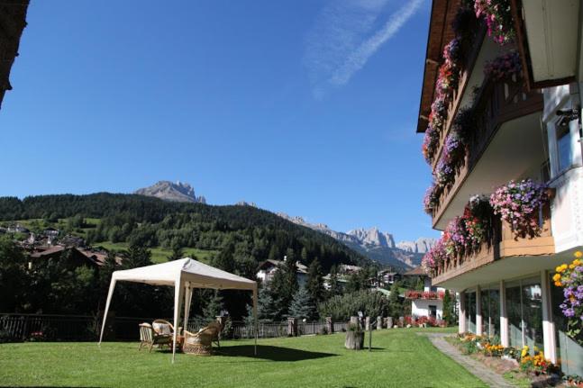 Nespecifikovaný výhled na hory nebo výhled na hory při pohledu z hotelu