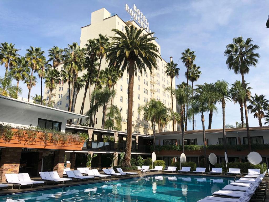 um hotel com piscina e palmeiras em The Hollywood Roosevelt em Los Angeles