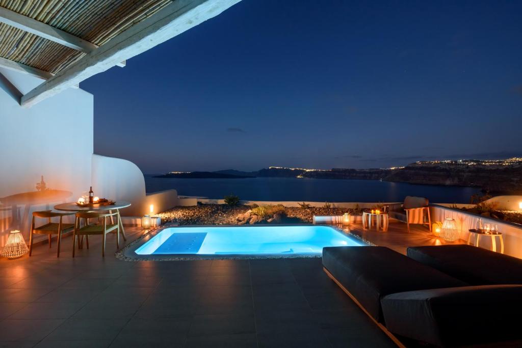 Bazén v ubytování Neptune Luxury Suites nebo v jeho okolí