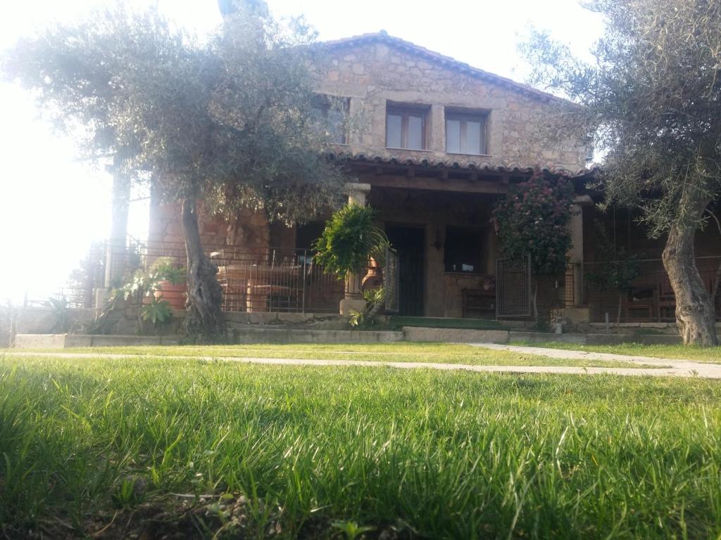 una casa con un césped verde delante de ella en Casa Calañas, en El Raso