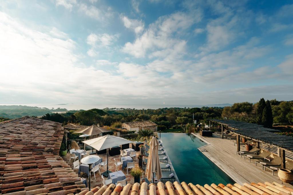 - une vue sur la piscine dans l'établissement Les Bergeries De Palombaggia, à Porto-Vecchio