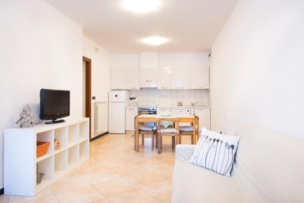 ein Wohnzimmer mit einem Sofa und einem Tisch mit einem TV in der Unterkunft Casa NUVOLA alle Cinque Terre (CITRA 011017-LT-0066) in Levanto