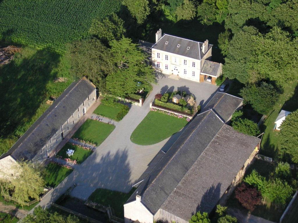 an aerial view of a large house with a yard at Chambres d&#39;Hôtes La Fresnée in Mosles
