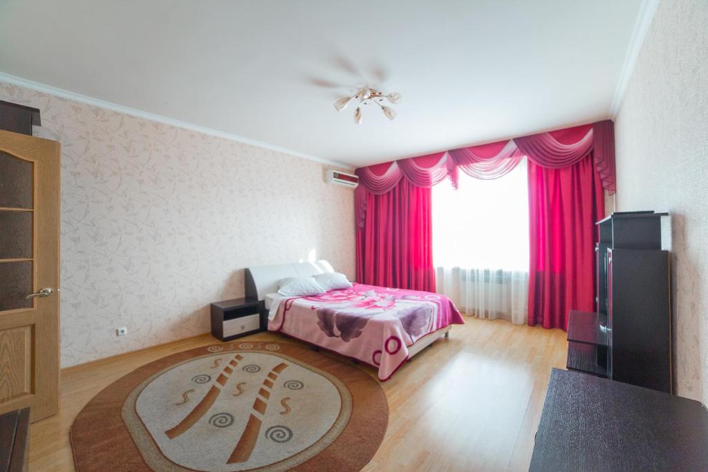 スタールイ・オスコルにあるApartments on Stepnomのベッドルーム1室(ベッド1台、大きな窓付)