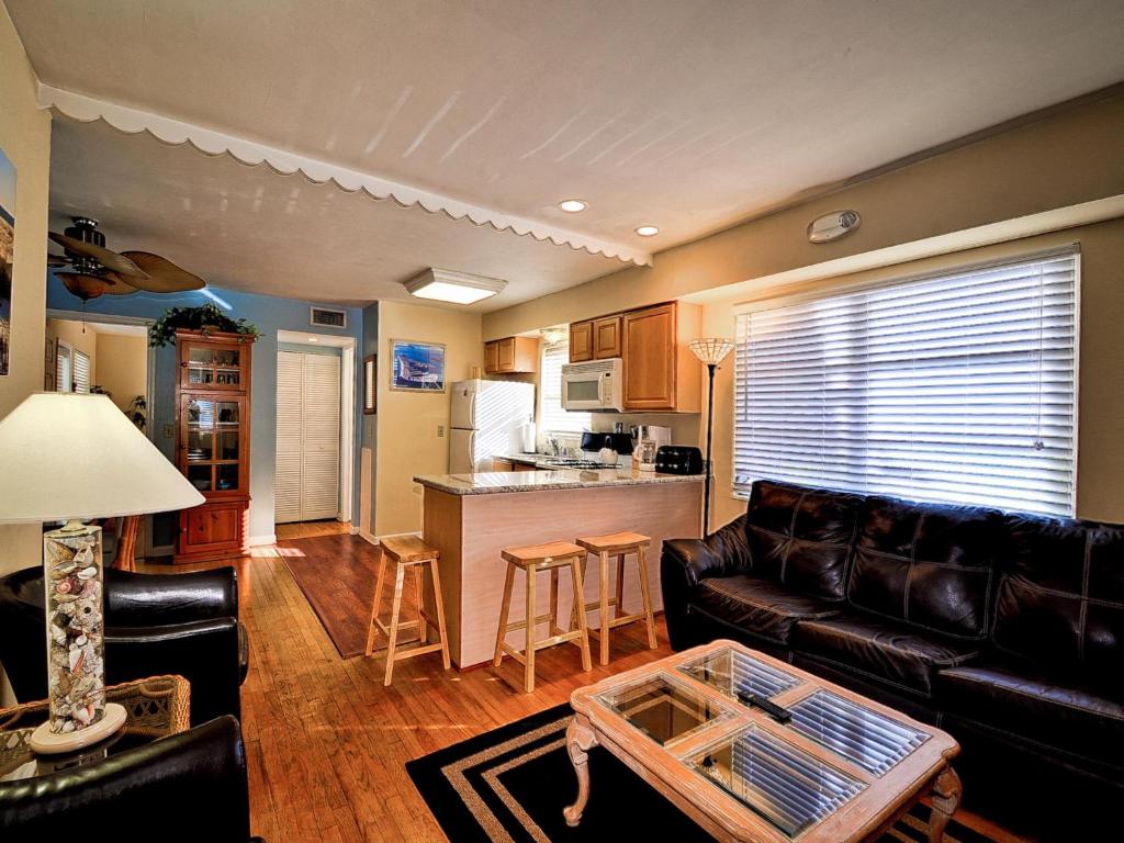 una sala de estar con un sofá y una mesa en Palm Place 4- Royal Palm 621, en Clearwater Beach