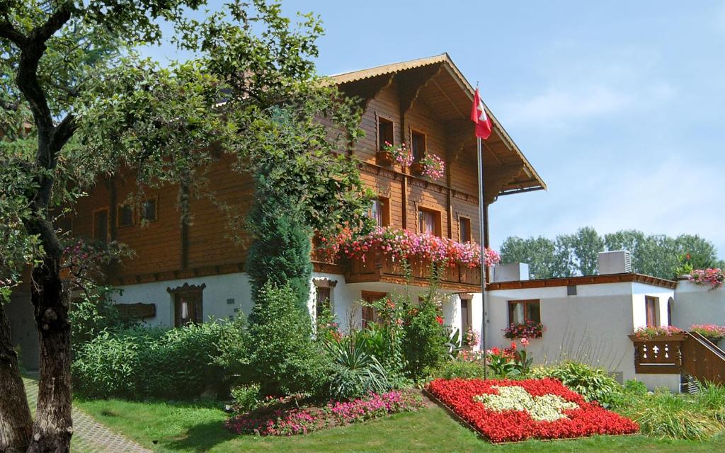 un bâtiment avec des fleurs devant lui dans l'établissement Vakantiepark Wilhelm Tell Vakantieappartement, à Opglabbeek