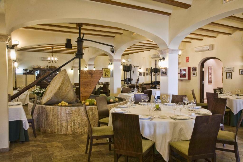 a dining room with a table and chairs at Hotel Tossal d'Altea in Altea