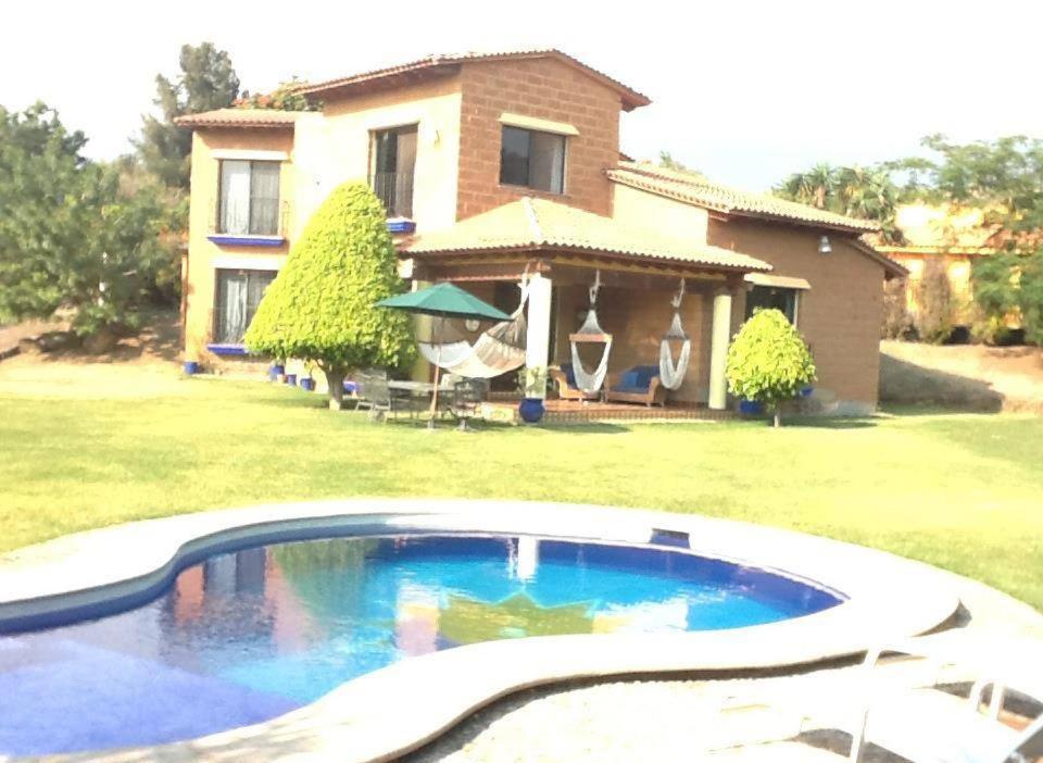 una casa con piscina frente a un patio en Casa Constelaciones en Tepoztlán